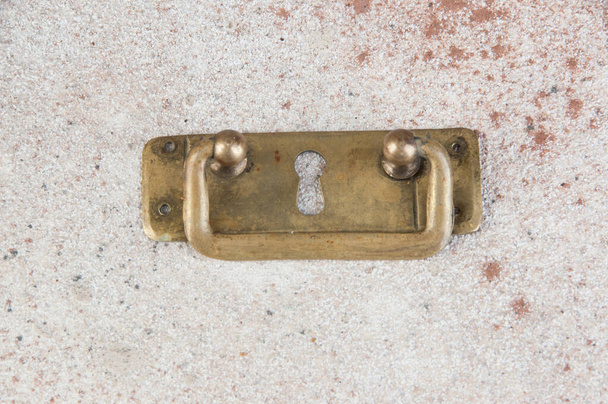 Antico ottone manopola cassetto tirare su sfondo in cemento. Copia spazio per testo
. - Foto, immagini