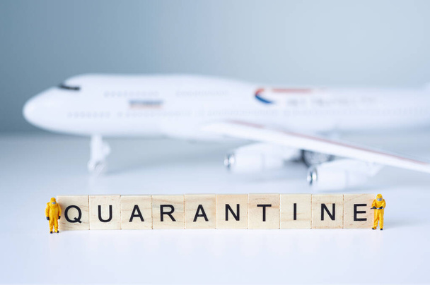 Speelgoedmensen isoleren een vliegtuig en zijn passagiers. Quarantaineconcept. - Foto, afbeelding