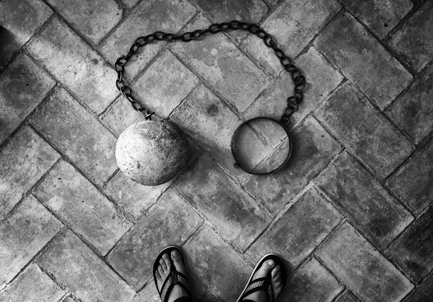Cadena con piedra en exposición de tortura medieval, inquisición
 - Foto, Imagen
