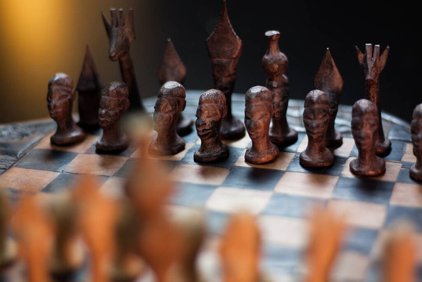 Afrikaans schaken. Tanzaniaans houtwerk - Foto, afbeelding