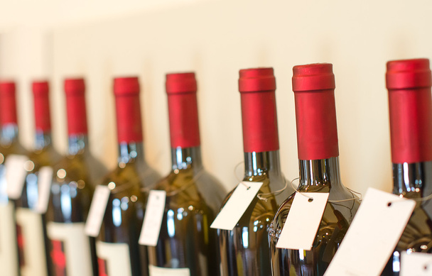 üveg vörös bort a boltban - Fotó, kép