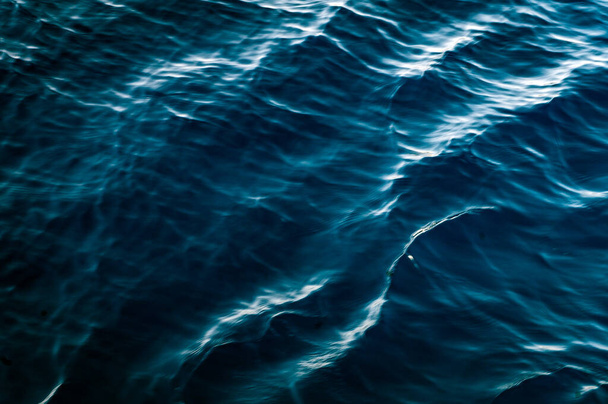 ponure błękitne fale morskie zbliżenie - Zdjęcie, obraz