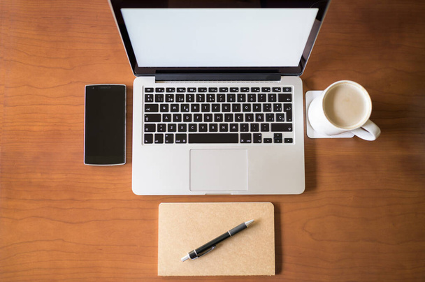 Escritório, com notebook, telefone inteligente, laptop e xícara de café branco. Vista de cima. Conceito de negócios, comunicação e tecnologia
 - Foto, Imagem