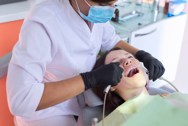 Teenager girl treating teeth at dentist office, consultation of orthodontist - Foto, afbeelding