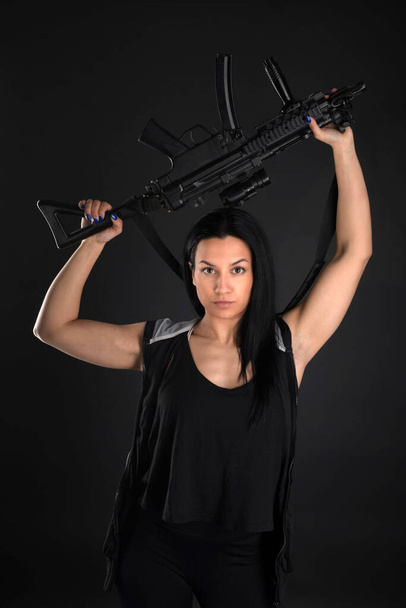 seksikäs nainen aseen kanssa - Valokuva, kuva
