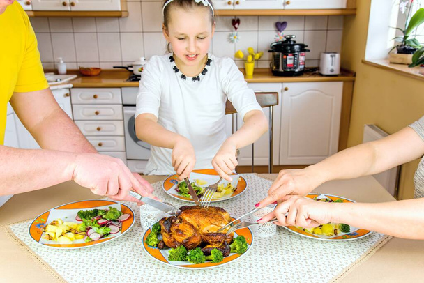 Família feliz tendo frango assado jantar na mesa. Culinária deliciosa em casa
 - Foto, Imagem