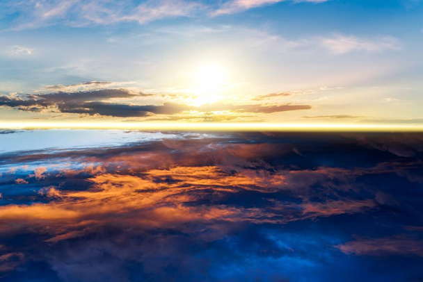 雲の中に太陽と美しい天の風景。天国の晴天 - 写真・画像