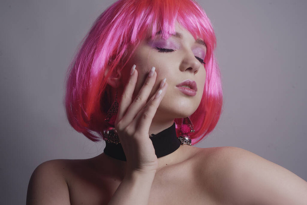 nádherná francouzská manikúra na světlé dívce s růžovými vlasy. Módní fotka modelky s krásnýma rukama a dlouhými nehty. Dívka s profesionálním růžovým make-up. - Fotografie, Obrázek