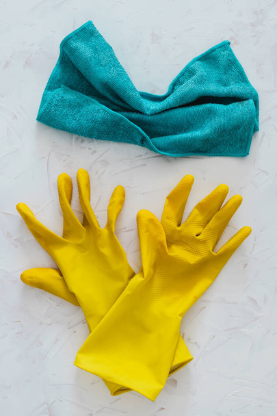 細菌やウイルスに対する消毒と洗浄概念的な静物画、黄色のクリーニング手袋、表面上のマイクロファイバー布を消毒する - 写真・画像