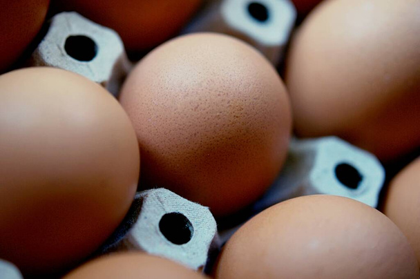 スーパーでの販売のためのトレイ上の鶏の卵の背景には、顧客が拾う準備ができて. - 写真・画像