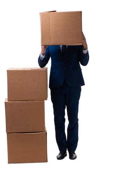 Jonge mannelijke werknemer met dozen geïsoleerd op wit - Foto, afbeelding