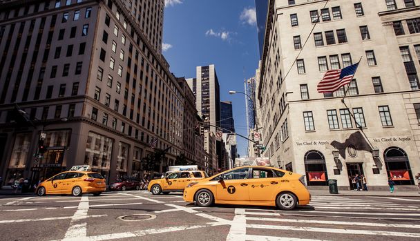 Yellow taxis rides on 5th Avenue - 写真・画像