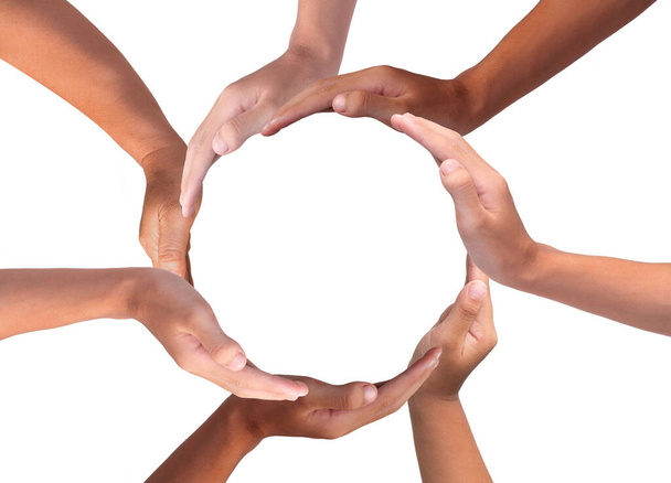 Simbolo concettuale di mani umane multirazziali che fanno un cerchio su sfondo bianco con uno spazio di copia al centro
 - Foto, immagini