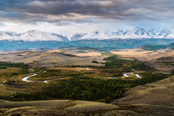 The Chuya River Valley overlooking the North Chuysky Range at dawn. Mountain Altai, Russia - 写真・画像