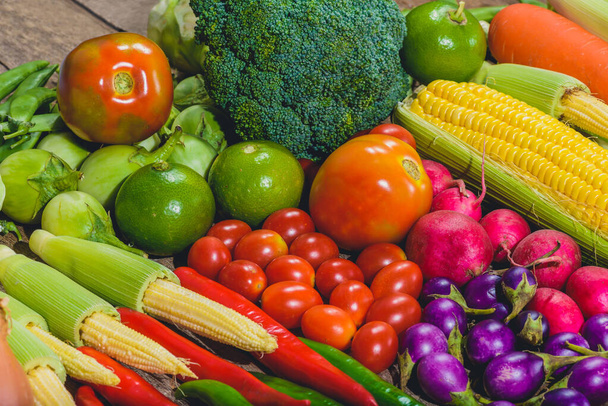 Backgroud groupe d'aliments frais légumes varis savoureux et sains sont sur la table en bois - Photo, image