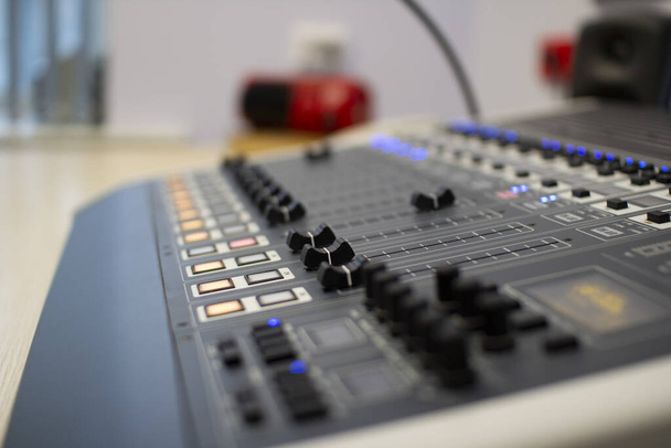 console de mixage audio professionnelle avec faders et boutons de réglage
. - Photo, image