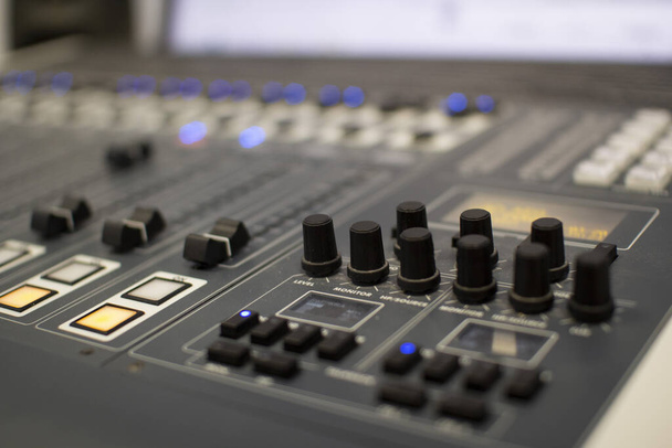 Consola de mezcla de audio profesional con faders y perillas de ajuste
. - Foto, imagen