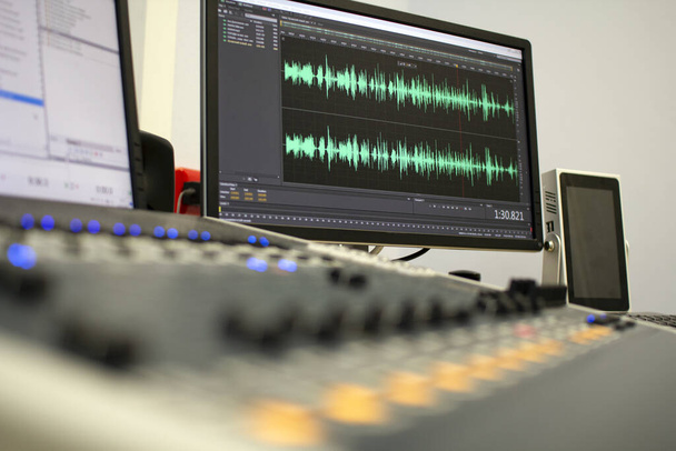 Professional audio miksaus konsoli faders ja säätönupit
. - Valokuva, kuva