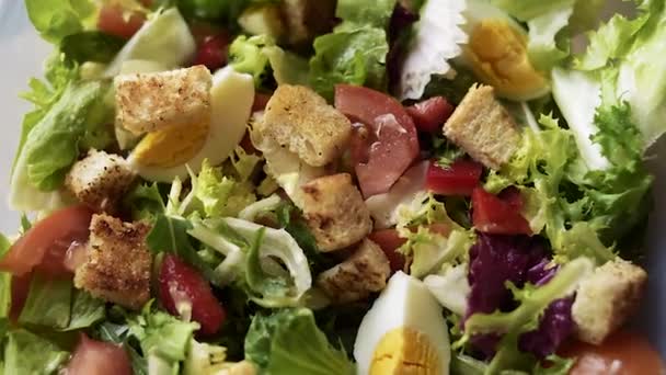 Salad, tomato, pepper, croutons, salt. Healthy food, home cooking. The girl is preparing dinner for herself. Healthy salad at home. Beautiful salad with an egg. - Footage, Video