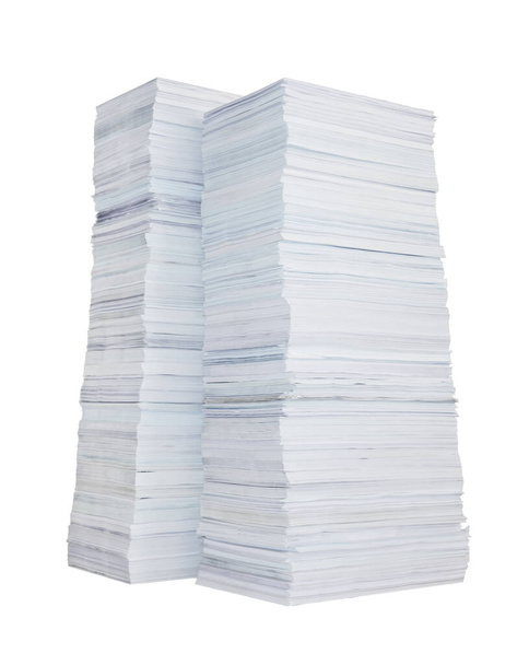 Dos altas pilas de papel aisladas sobre un fondo blanco
 - Foto, Imagen