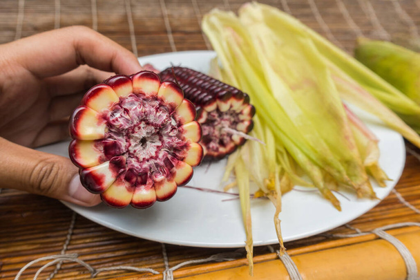 Сиам Руби Кукуруза может съесть свежую кукурузу, красный и супер сладкий кукурузы, король кукурузы продукт из Таиланда
 - Фото, изображение