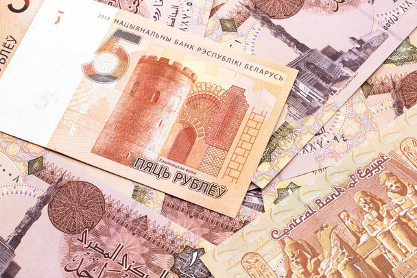 Pomarańczowy pięć rubel banknot od Białorusi na łożu Egipski funt banknoty zbliżenie w makro - Zdjęcie, obraz