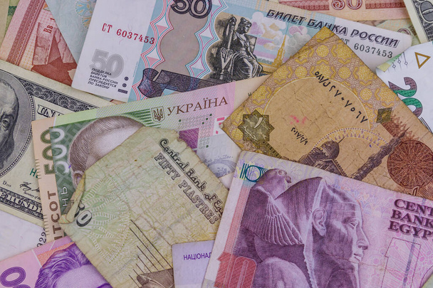 Hintergrund der Vielfältigkeit von US-Dollar, russischen Rubel, weißrussischen Rubel, ägyptischen Pfund und ukrainischen Griwna - Foto, Bild