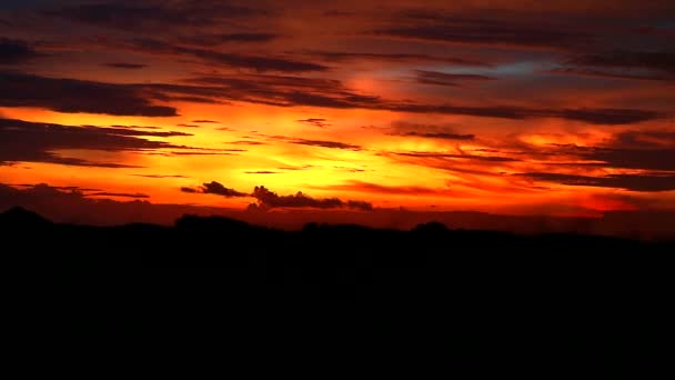 zonsondergang op de berg en donkerrood geel oranje vlamwolk aan de hemel - Video