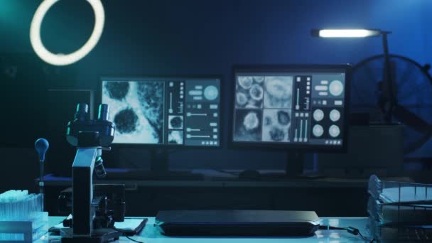 Naukowiec w kombinezonie ochronnym i maskach pracujących w laboratorium badawczym przy użyciu sprzętu laboratoryjnego: mikroskopów, probówek. Zagrożenie związane z koronawirusem SARS-CoV-2, odkrycie farmaceutyczne, bakteriologia i wirusologia - Materiał filmowy, wideo