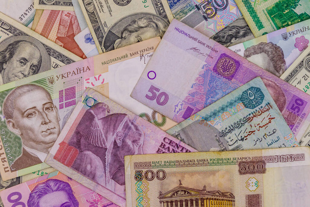 Fondo multicurrencial de dólares estadounidenses, rublos rusos, rublos bielorrusos, libras egipcias y grivnias ucranianas - Foto, Imagen