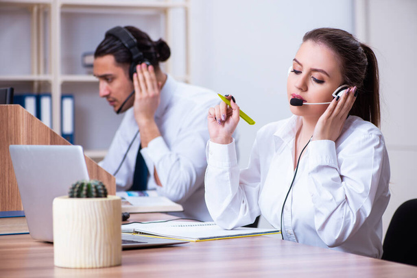 Operadores de centros de llamadas que trabajan en la oficina - Foto, imagen