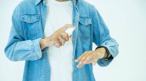 Asyalı adam ellerini yıkıyor antiseptik koruma virüsü ya da bakteri. maskeli hasta beyaz arka planda izole edilmiş Corona virüs covid-19 'dan korunuyor. Sağlık ve tıp konsepti. - Fotoğraf, Görsel