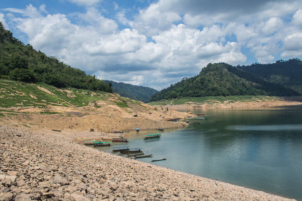 Dağlar, nehirler ve sondajlarla. Barajın arkasında ve yazın turistler için bir tekne - Fotoğraf, Görsel