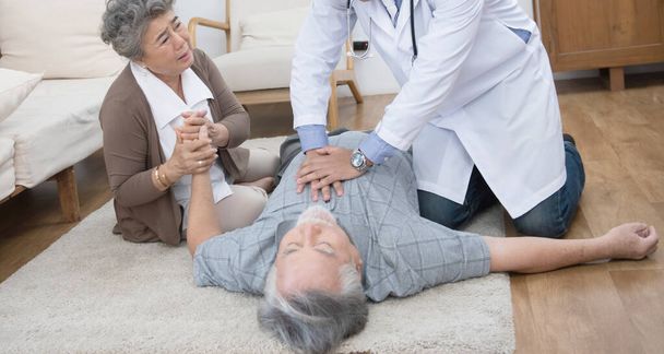 CPR (kardiopulmonální resuscitace) staršímu staršímu muži, který má doma bolesti na hrudi nebo infarkt myokardu. Staří lidé starší zdravotní koncepce s kopírovacím prostorem pro text. - Fotografie, Obrázek
