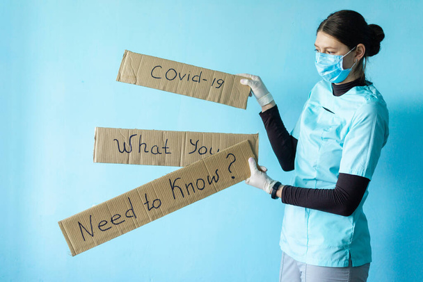 COVID-19 Pandemisch Coronavirus. Dokter in medisch masker en beschermende handschoenen, beschermen tegen Coronavirus of Covid-19 epidemie - Foto, afbeelding