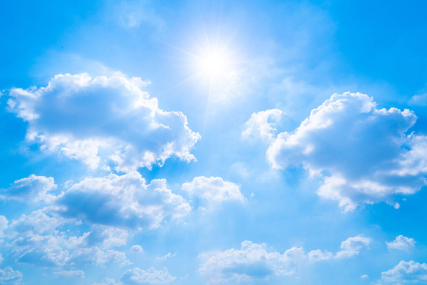 El cielo azul de verano con nubes blancas y esponjosas. Foto de la ventana en el avión
 - Foto, imagen