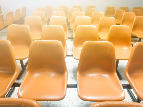 Close-up Orange Spectators assentos no escritório com espaço de cópia
 - Foto, Imagem