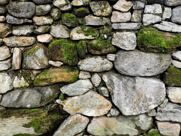 Stone wall with green moss texture Background with copy space. - Foto, Imagem