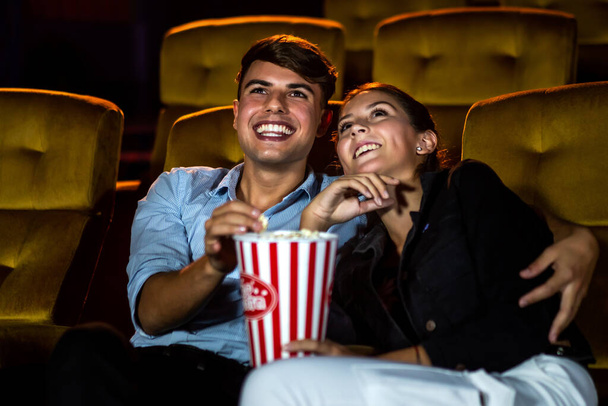 Les gens regardent des films au cinéma. Activité récréative de groupe et concept de divertissement. - Photo, image