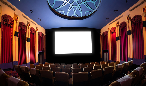 Elokuvateatteri näytön edessä istuinrivien elokuvateatteri näyttää valkokankaalla ennustetaan elokuvateatteri. Elokuvateatteri on sisustettu klassiseen tyyliin ylellisyyttä tunne elokuvan katselun
. - Valokuva, kuva