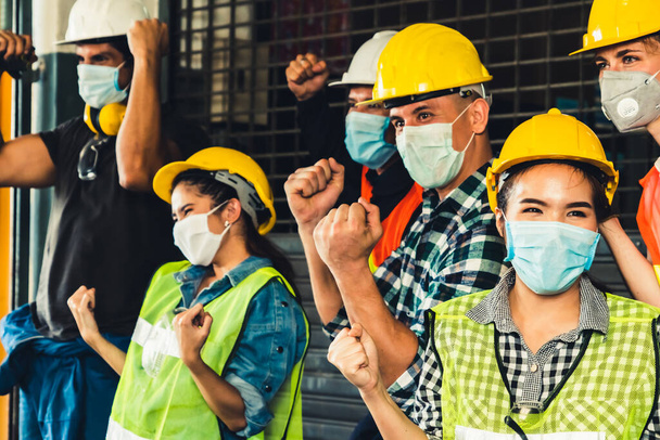 Travailleurs d'usine ayant un moral élevé pour lutter contre l'épidémie de nouvelle maladie à virus de la couronne 2019 ou COVID-19
 . - Photo, image