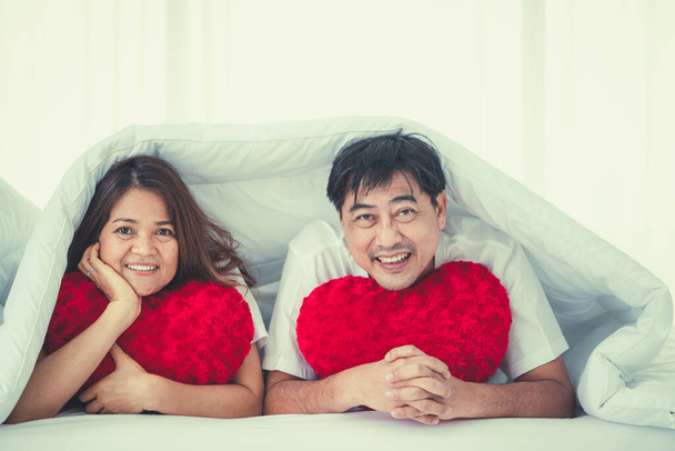 Счастливая старшая азиатская пара хорошо проводит время дома. Концепция выхода на пенсию пожилых людей и здоровых граждан
. - Фото, изображение