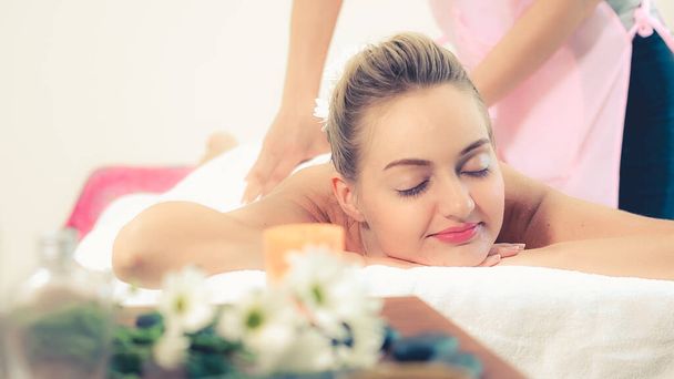 Relaxált nő kap vissza masszázs luxus spa professzionális masszázs terapeuta. Wellness, gyógyító és relaxációs koncepció. - Fotó, kép