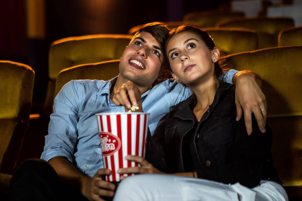 Люди смотрят кино в кинотеатре. Концепция группового отдыха и развлечений. - Фото, изображение