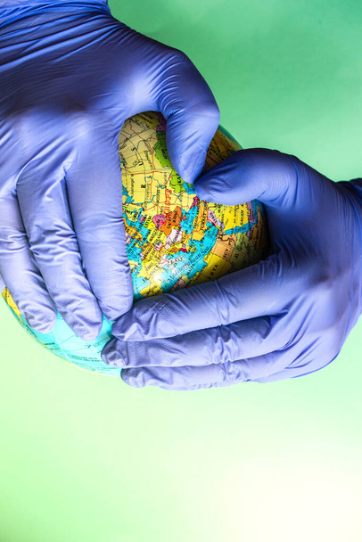 Coronavirus oder Covid-19 epidemisches Gesundheitskonzept auf mintgrünem Pastell-Hintergrund mit Kopierfläche - Foto, Bild