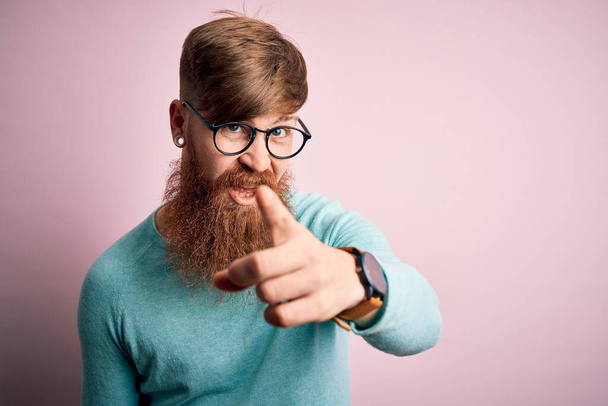 Hombre pelirrojo irlandés guapo con barba con gafas sobre fondo aislado rosa señalando disgustado y frustrado a la cámara, enojado y furioso con usted
 - Foto, imagen