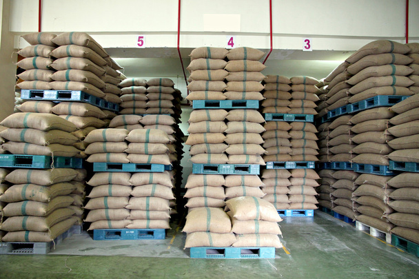 Apilado de sacos de arroz en el almacén
. - Foto, Imagen