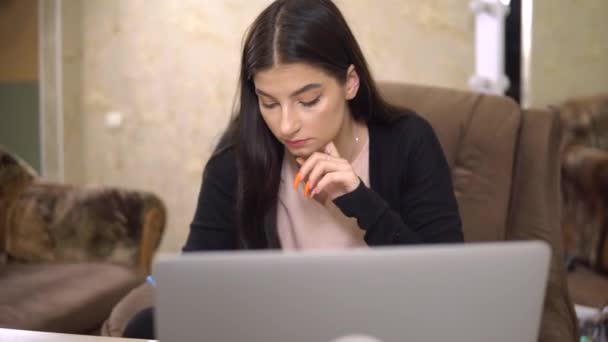 Серйозна дівчина студент вчить онлайн вчителя вчити мову, дивлячись ноутбук
 - Кадри, відео