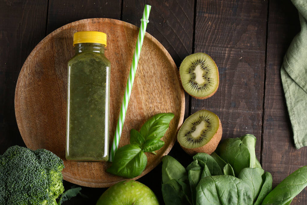 gesunder grüner Smoothie mit Spinat, Äpfeln und Kiwi - Foto, Bild