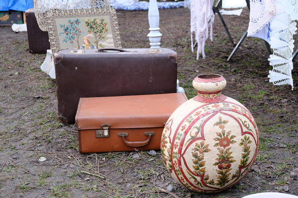 Zwei alte Retro-Reisetaschen und Krug auf dem Flohmarkt - Foto, Bild